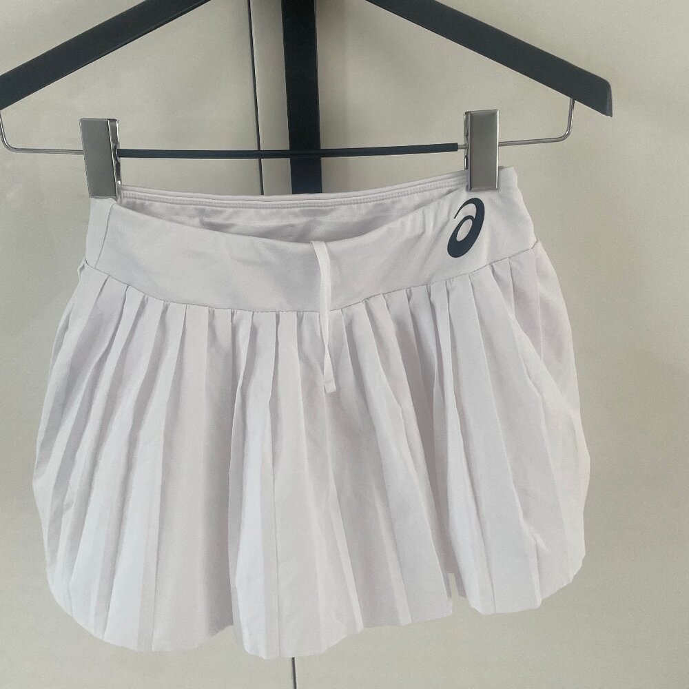 NEVER WORN ASICS PLEATED TENNIS SKORT